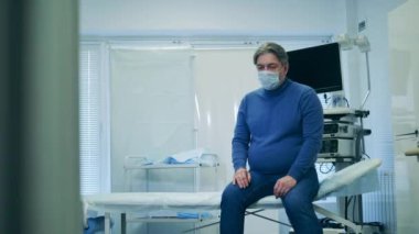 Sağlık görevlisi hastaların sıcaklığını ölçmek için kızılötesi termometre kullanıyor. Hastanede koronavirüs teşhisi için tıbbi test.