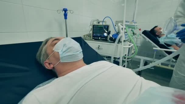 Los paramédicos le ponen una máscara de oxígeno a un paciente mayor. pandemia de Coronavirus, 2019-ncov, el concepto de coronavirus. — Vídeos de Stock