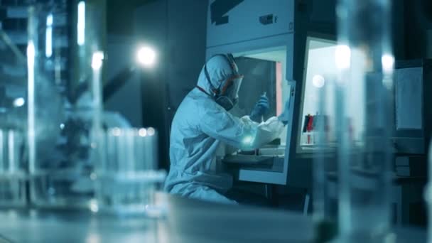 Lo specialista scientifico sta testando le sonde in laboratorio. Ricerca medica di anticorpi contro il COVID-19. — Video Stock