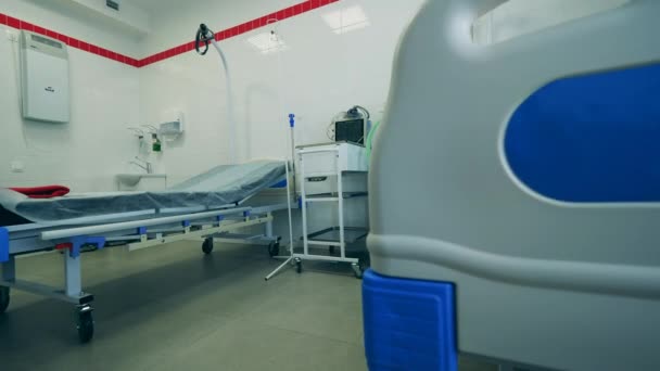 Reparto clinico con dispositivo respiratorio e nessuno all'interno. Pandemia di Coronavirus, 2019-ncov, il concetto di coronavirus. — Video Stock
