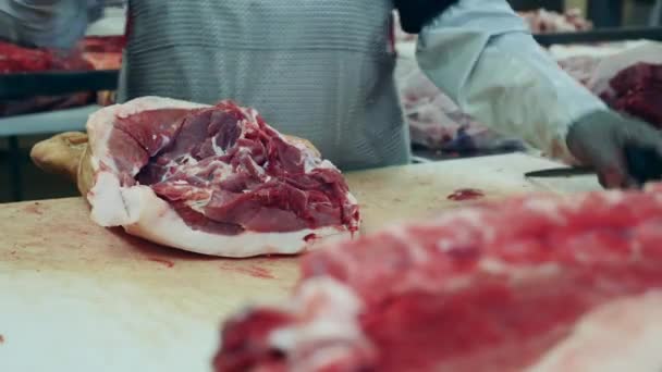 Το μοσχάρι κρέας κόβεται με ένα ακονισμένο μαχαίρι. — Αρχείο Βίντεο
