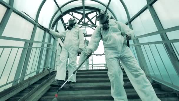 卫生督察小组正在楼梯上消毒.消毒、防毒卫生设备、 covid-19预防概念. — 图库视频影像