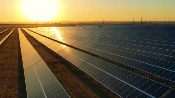 Campo de energía fotovoltaica en los rayos del sol poniente — Vídeo de stock