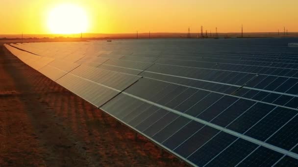 Güneş fotovoltaik enerji santralinde batıyor. — Stok video