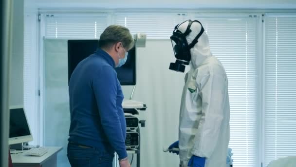 병원에서 코로나 바이러스 진단을 위한 의학 검사. 환자의 체온을 측정하는 데 내장 장치 가사용 되고 있다 — 비디오