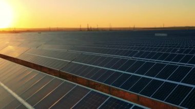 Batan güneşin ışınlarında sıra sıra fotovoltaik bataryalar. Yenilenebilir enerji, güneş enerjisi kavramı.