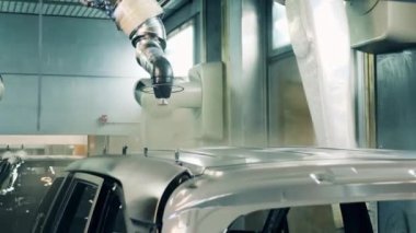 Fabrikada gerçekleştirilen bir araba cesedinin galvanizasyonu. Otomobil fabrikası, otomobil üretimi, otomobil üretim hattı.