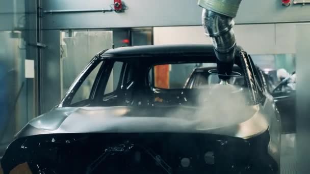 Kroppen av en oavslutad bil galvaniseras. Bilfabrik, biltillverkning, biltillverkning. — Stockvideo