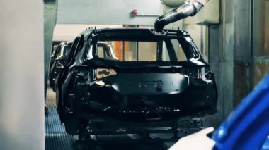 Parçalanmış bir arabanın fabrika galvanizasyonu