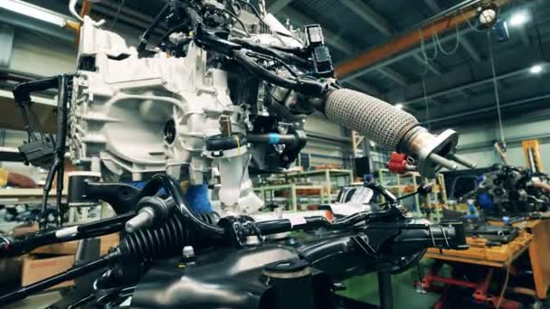 Automobielfabriek, autoproductie, autoproductielijn. Mechanische assemblage van auto-elementen in een fabriekseenheid — Stockvideo