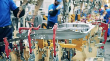 Araba kapısının leşi bir fabrika işçisi tarafından taşınıyor. Otomotiv endüstrisi kavramı.