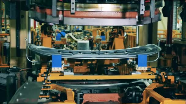 Car élément est mis sous une presse d'usine. Concept d'industrie automobile. — Video
