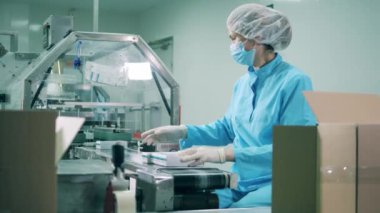 Uyuşturucu paketleme işlemi. Sağlık, uyuşturucu üretimi, eczacı, ilaç imalatı, ilaç endüstrisi konsepti.