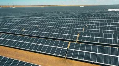 Üzerinde güneş enerjisi üreten bir alan.