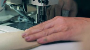 Ayakkabı tamircisi ayakkabının tabanını dikiyor. Kapat.