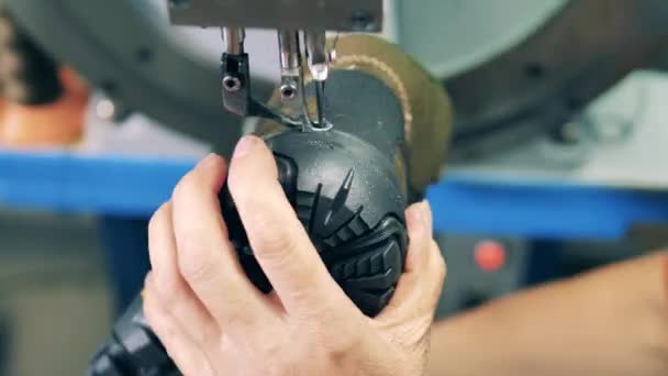 Concept d'industrie de la chaussure. Travailleur d'usine attachant la semelle à une chaussure à l'aide d'une machine — Video