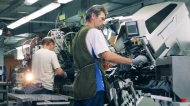 Ayakkabı fabrikasında ayakkabı yapan erkek fabrika işçileri.