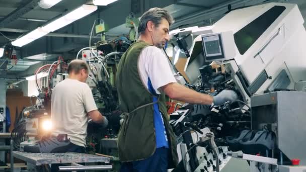 Mannelijke fabrieksarbeiders die schoenen maken in een schoenenfabriek — Stockvideo