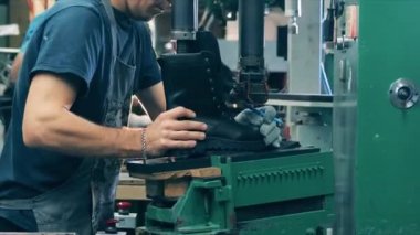 Ayakkabıcı taban çizgisini işaretliyor. Ayakkabıcılık endüstrisi konsepti.