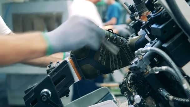Fabrieksarbeider vormende schoen met een machine. Lensvlam — Stockvideo