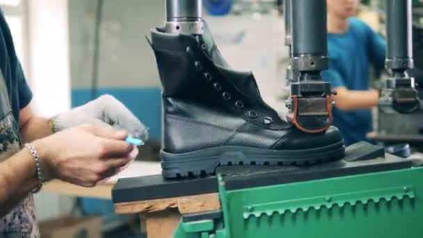 Bootmaker marcatura di una linea suola scarpa utilizzando una penna — Video Stock