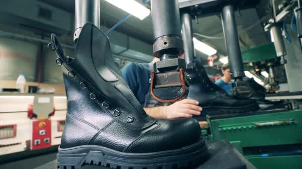 靴工場で靴を圧縮する機械。閉じろ! — ストック動画