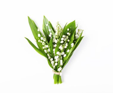 Lilyum beyaz arka plan üzerinde izole vadi of güzel buket. Üstten Görünüm. Düz yatıyordu.