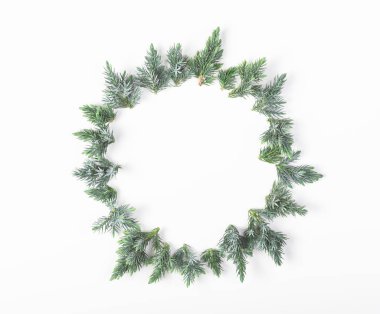Beyaz arka plan üzerinde izole ardıç şube yuvarlak çerçeve yaptı. Üstten Görünüm kopya alanı ile. Düz yatıyordu. Noel ve yeni yıl kompozisyon.