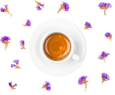 Limonium çiçek ve beyaz arka plan üzerinde izole kahve fincanı. Üstten görünüm. Düz yatıyordu.