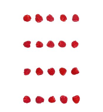 Ahududu beyaz arka plan üzerinde izole satırlar halinde yerleştirilmiş. Üstten görünüm. Düz yatıyordu