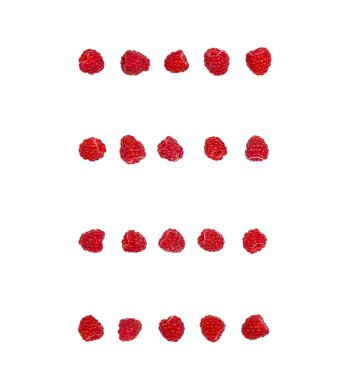 Ahududu beyaz arka plan üzerinde izole satırlar halinde yerleştirilmiş. Üstten görünüm. Düz yatıyordu