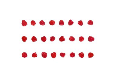 Ahududu beyaz arka plan üzerinde izole satırlar halinde yerleştirilmiş. Üstten görünüm. Düz yatıyordu