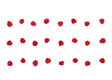 Ahududu beyaz arka plan üzerinde izole satırlar halinde yerleştirilmiş. Üstten görünüm. Düz yatıyordu