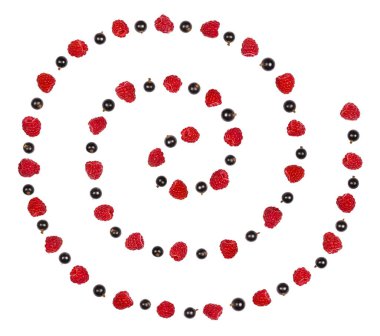 Ahududu ve siyah frenk üzümü beyaz arka plan üzerinde izole sarmal şeklinde düzenlenmiştir. Üstten görünüm. Düz yatıyordu.