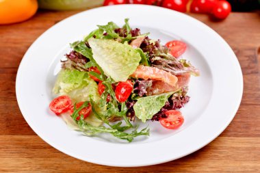 Somon füme, cherry domates, marul ve beyaz tabakta roka salatası