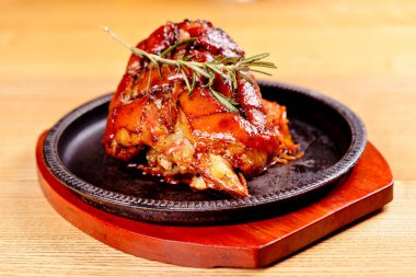 Domuz knuckle sos ve biberiye siyah plaka üzerinde ızgara. Yakın çekim