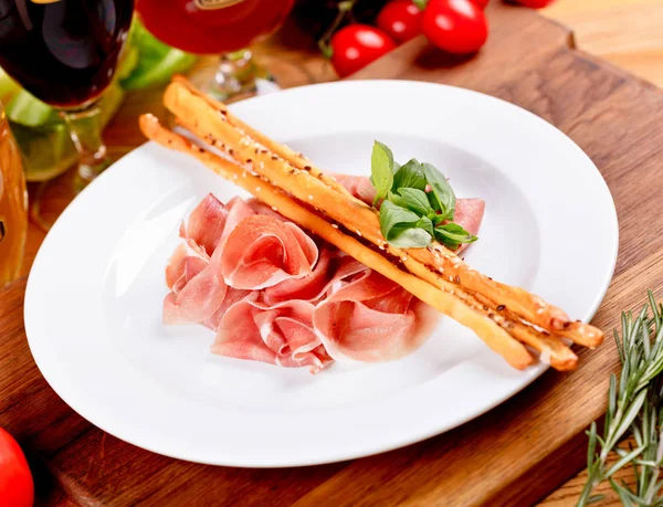 Jamon Serrano Prosciutto Crudo Presunto Parma Breadsticks Placa Branca Antipasti — Fotografia de Stock