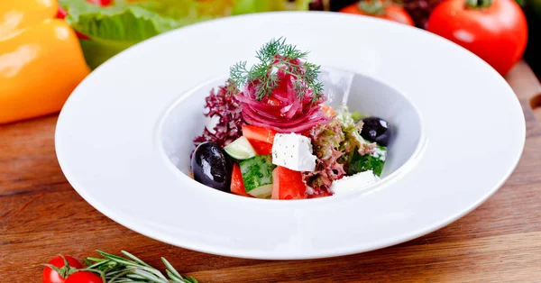 Görög Saláta Friss Zöldség Feta Sajt Fekete Olajbogyó Fehér Lapra — Stock Fotó