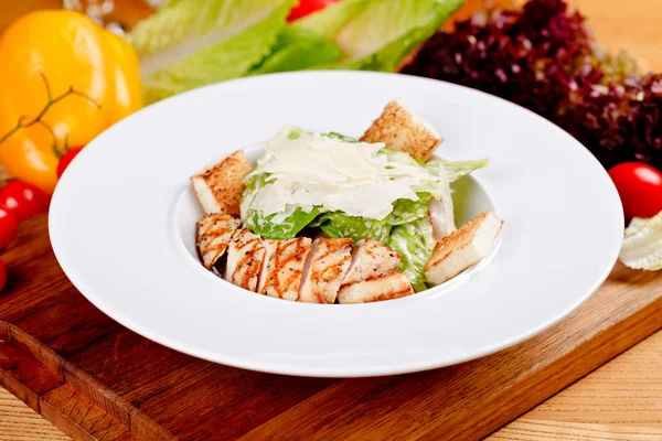 Hühnchen Caesar Salat Mit Parmesan Auf Weißem Teller Nahaufnahme — Stockfoto