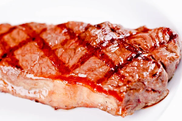Grilovaný Hovězí Steak Bílé Desce Detailní Záběr — Stock fotografie