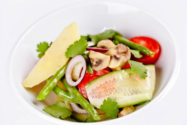 Groente Salade Met Parmezaanse Kaas Wit Bord Close — Stockfoto