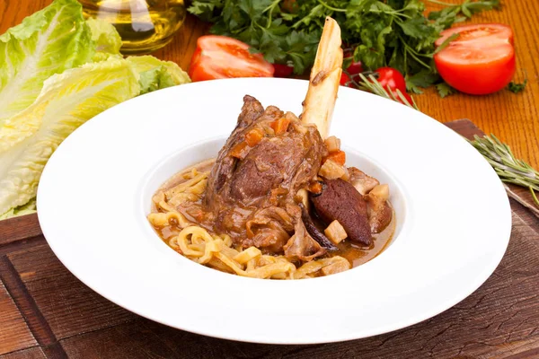 Cordero Osso Bucco Con Pasta Verduras Plato Blanco Cerca — Foto de Stock