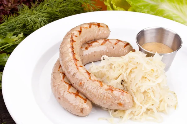 Saucisses Allemandes Choucroute Sur Assiette Blanche Gros Plan — Photo