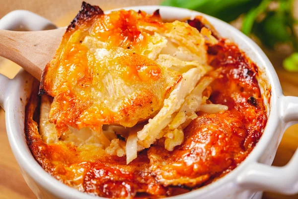 Peynir ve mantarlı kereviz kök graten. Yakın çekim