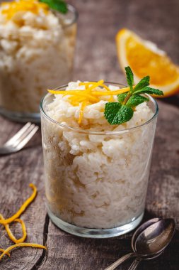 Ahşap rustik masa üzerinde bir cam sütlaç. Yakın çekim