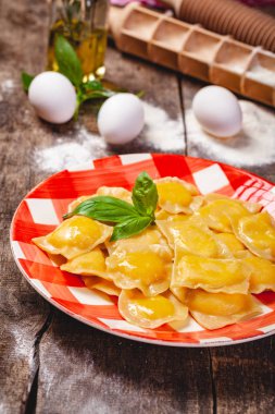 Ahşap rustik masa üzerinde ev yapımı kabak mantı. Yakın çekim