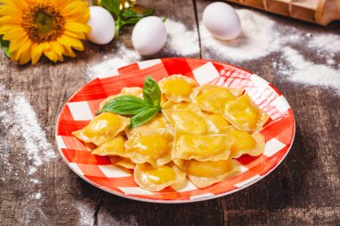 Ahşap rustik masa üzerinde ev yapımı kabak mantı. Yakın çekim