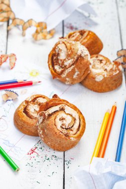 Muhallebi ve ceviz ahşap arka plan üzerinde ile ev yapımı peynir tatlılar. Üstten görünüm. Yakın çekim