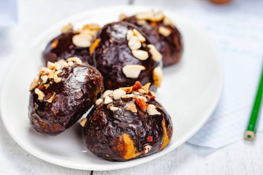 Çikolata sır ve ceviz beyaz tabakta tanımlama bilgisi toplar. Yakın çekim