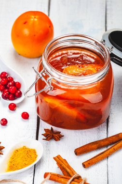 Trabzon hurması reçeli cam ahşap arka plan üzerinde. Yakın çekim